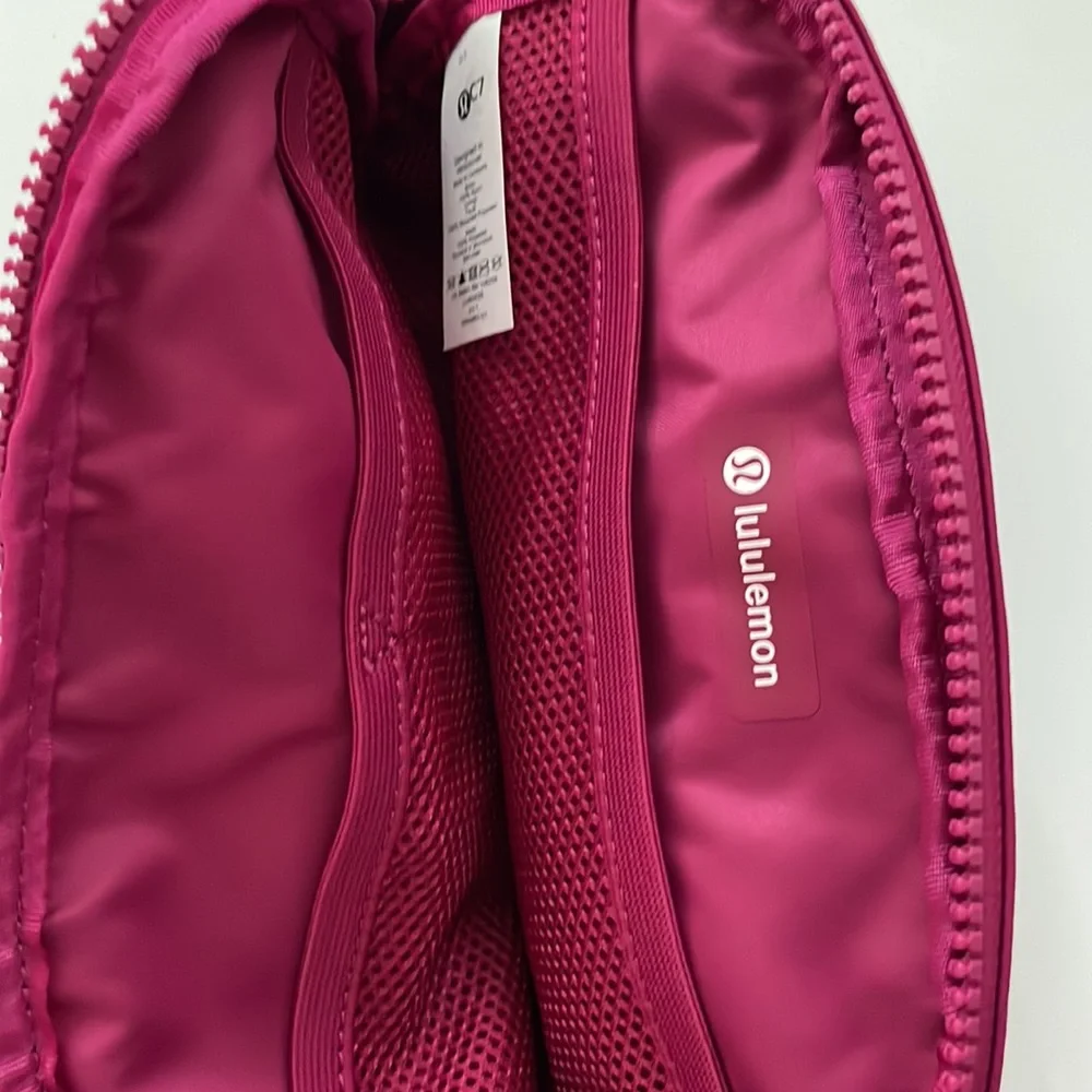 Lululemon Everywhere Belt Bag Wild Berry - Picture 9 of 9